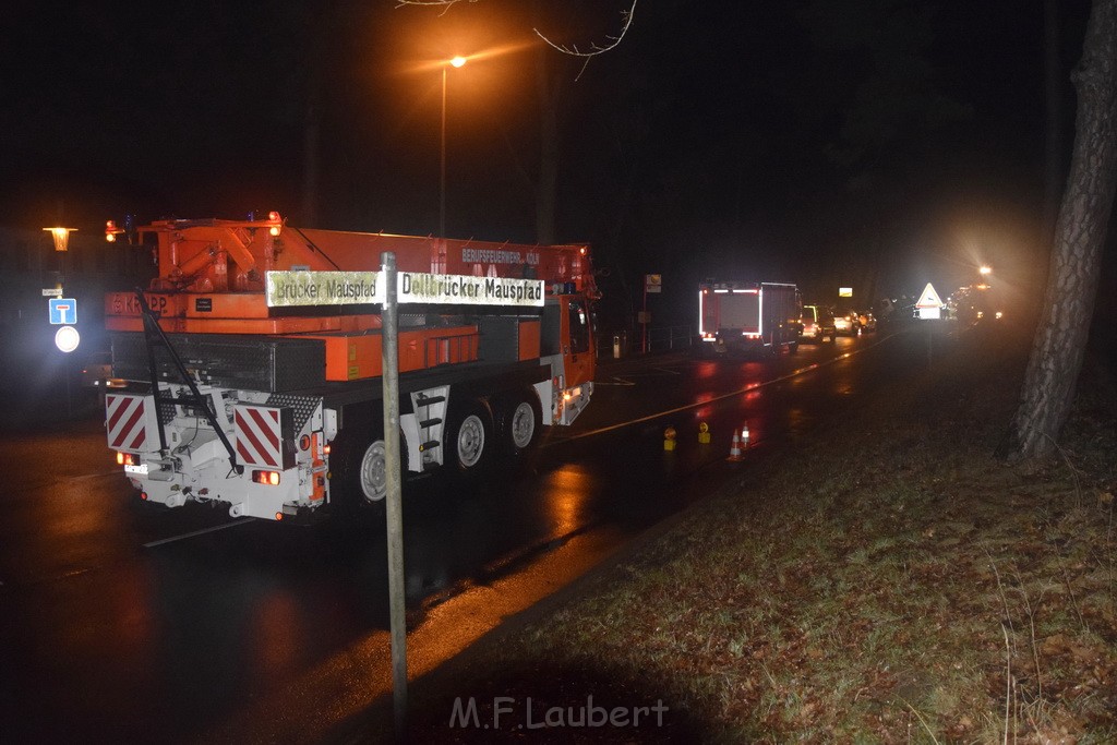 Container LKW umgestuerzt Koeln Brueck Bruecker- Dellbruecker Mauspfad P375.JPG - Miklos Laubert